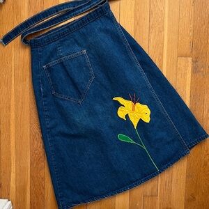 1970s Daylily Embroidered Wrap Waist Denim Blue Jeans Adjustable A-Line Skirt Sm